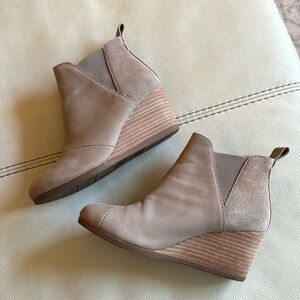 Toms Kelsie Pull on Leather Wedge Bootie